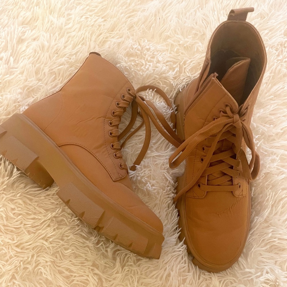 Steve Madden tan lug sole boots, lace up and zipper, size 9